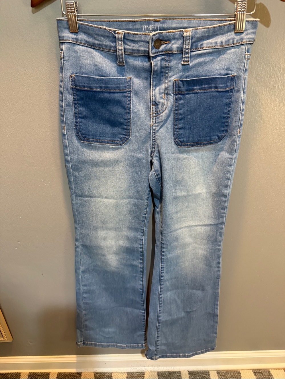 TIME AND TRU LIGHT BLUE BOOTCUT JEANS WITH DARK PATCH POCKETS SZ 4